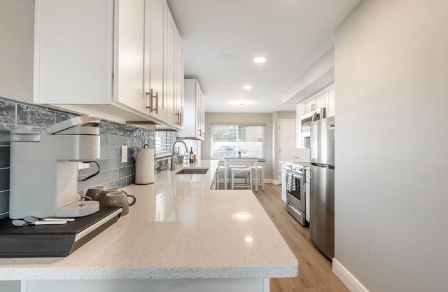 Gorgeous and Updated Waterfront Apartment 2 Bed #5
