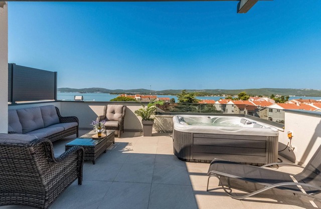 Gorgeous apartment in Turanj with WiFi