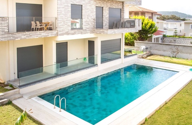 Gorgeous Apartment With Pool and Balcony In Izmir