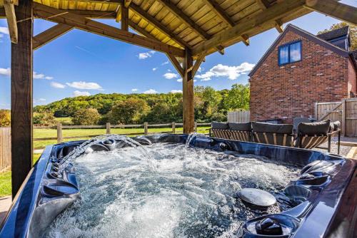 Gorgeous Barn with Hot Tub and Games Room
