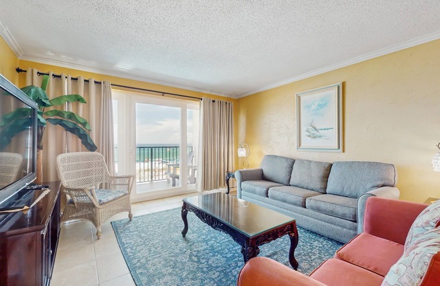 Gorgeous beachfront condo, shared pool and beach access