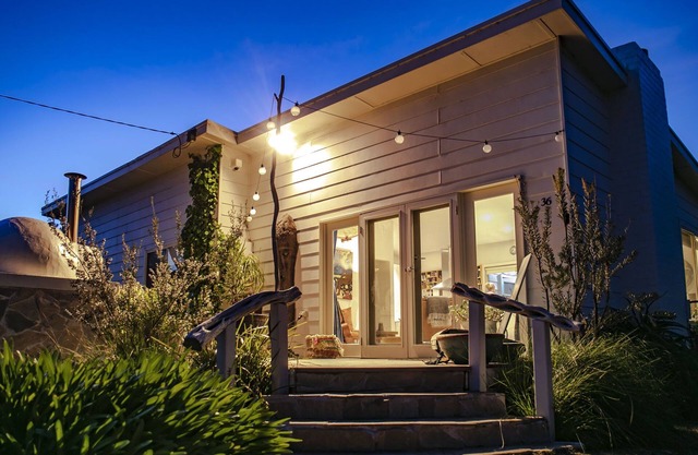 Gorgeous Beach Frontage Home with Wood Fired Pizza Oven POINT LEO - Pet Friendly