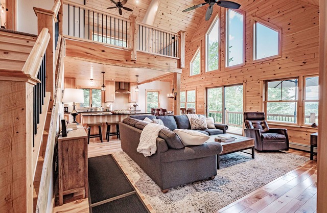 Gorgeous Bethel Chalet, Views, AC, Hot Tub, Firepit, 10 minutes to Sunday River