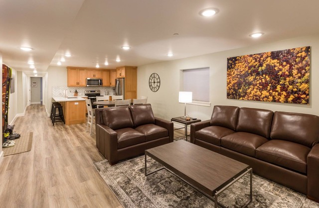 Gorgeous brand new 2BR unit, sleeps 6. Amazing ski location!