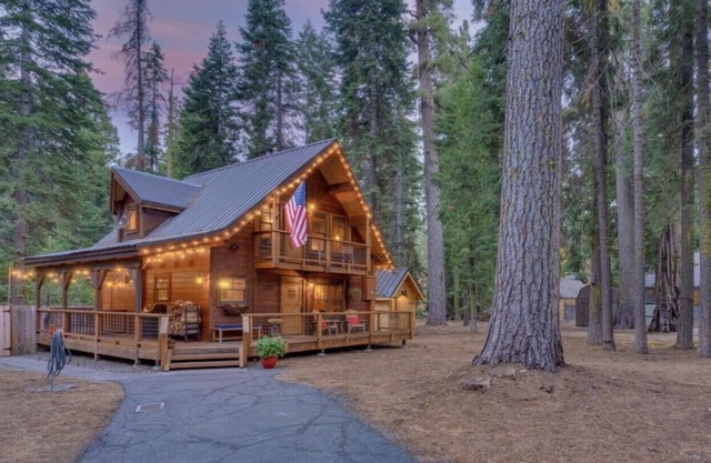 Gorgeous Cabin Private Hot Tub Walk to Lake Dog OK Fenced-In Yard