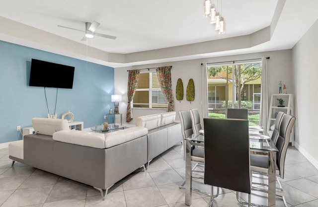 Gorgeous Condo! Bikes, Beach Gear, Close to Beaches, Shops & Dining! Gated Community, Garage & WiFi!