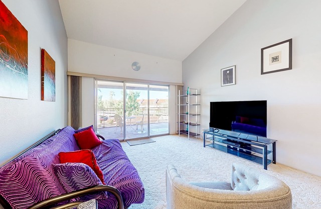 Gorgeous condo with hot tub, pool, tennis court, & grilling area - lake access