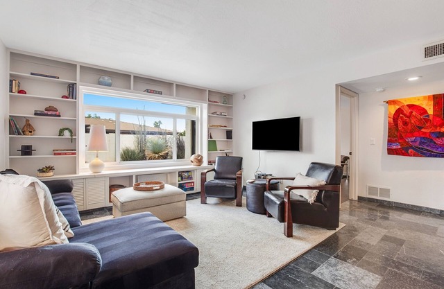 Gorgeous desert home with pool, enclosed yard, full kitchen, on-site golf, & AC