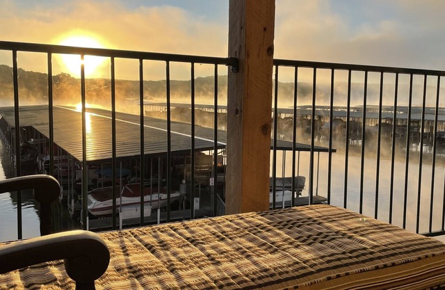 Gorgeous Escape-No Steps/gravel, PWC Lift-Lakefront by Kinderhook/Golf/ballpark