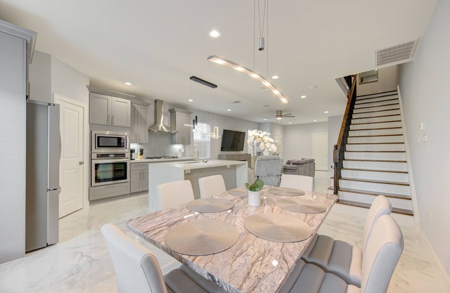 Gorgeous Family-sized Townhouse close to downtown!