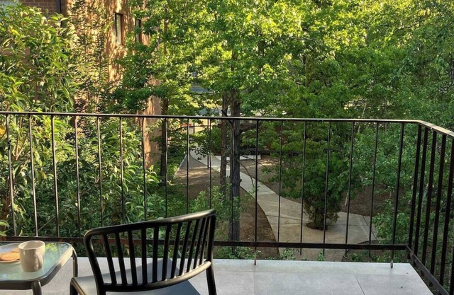 Gorgeous Griffith 2Bed/1Bath Pad