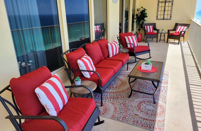 Gorgeous Gulf Views - 40 Ft Balc ; Free Beach Chair Set Up; Walk-In Showers!