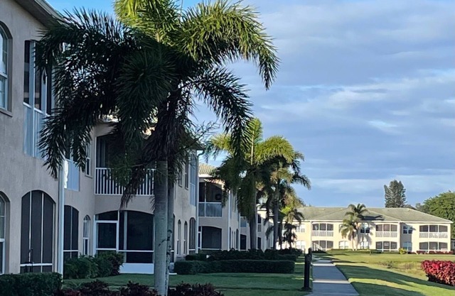 Gorgeous Hidden Lake at Manatee Condo just minutes From Gulf Coast Beaches!