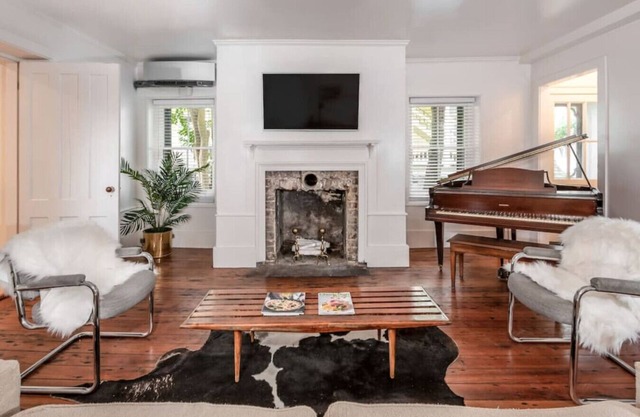 Gorgeous Historic 1BR Apt in the Heart of DT Chs