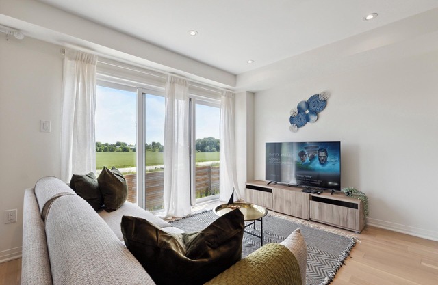 Gorgeous Home In Bowmanville On The Shores Of Lake Ontario