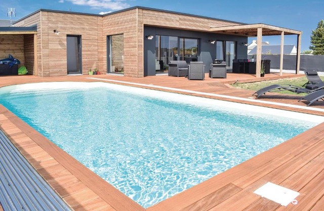 Gorgeous Home In Créances With Wifi