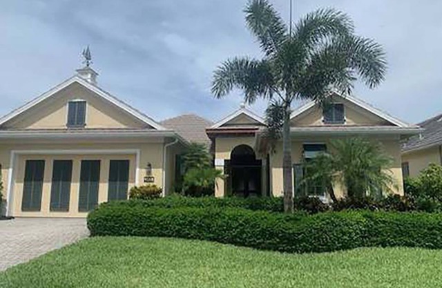 Gorgeous home in Gated community with pool 3 blocks to beach. Sleeps 6-8