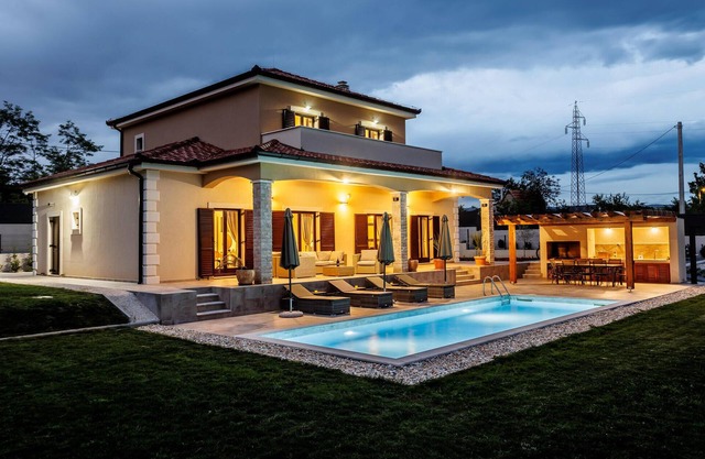 Gorgeous home in Sinj with sauna