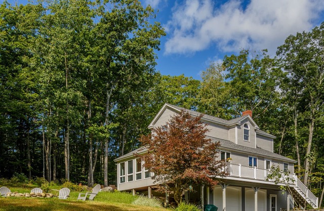Gorgeous home on 4.5 private acres with AC, firepit, washer/dryer & woods views