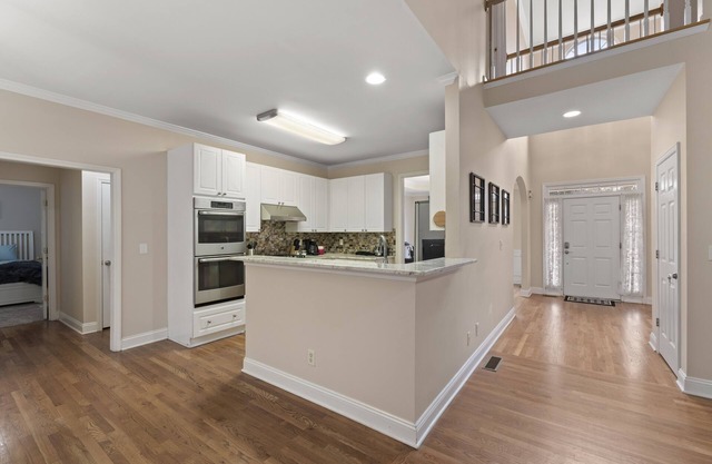 Gorgeous Home plus full basement apartment close to Avalon/Downtown Alpharetta