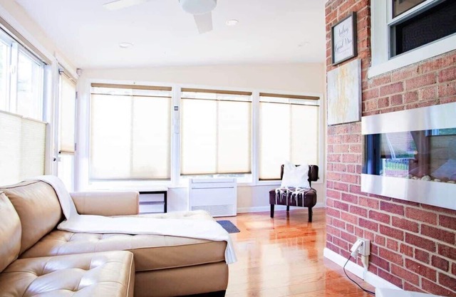 ✶ GORGEOUS HOME TUCKED AWAY IN GREENER PART OF TOWN ✶ TRANSIT-FRIENDLY !