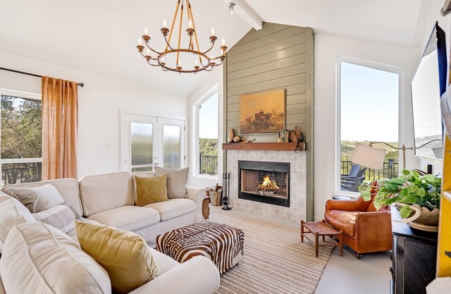 Gorgeous Home w/Hot Tub 5min from the River