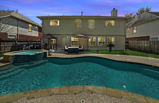 Gorgeous Home with sparkling pool/ Spa & Pool Table!