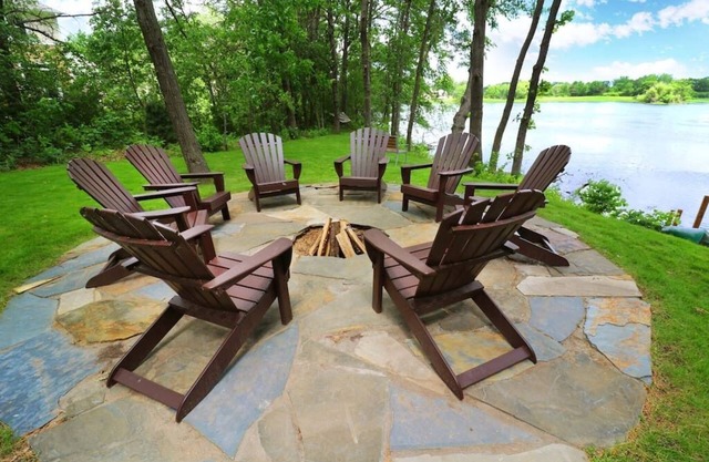 Gorgeous Lake Home with Hot Tub - by MOA and MSP