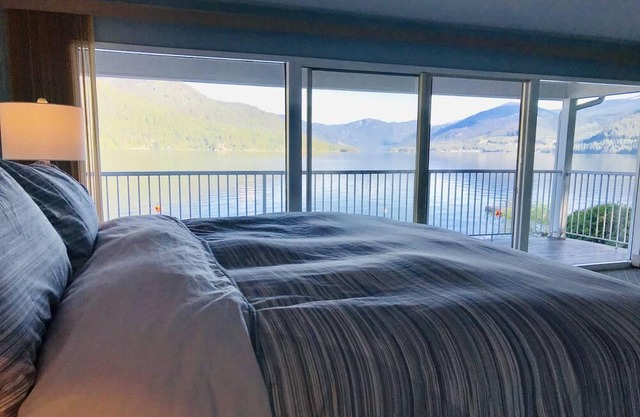 Gorgeous Lake Front Cabin with 105 feet of private beach