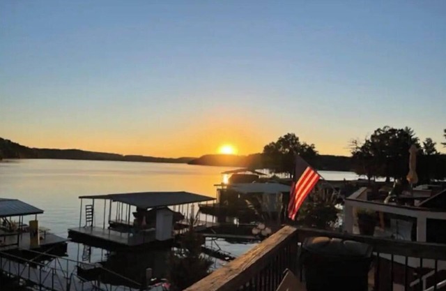 GORGEOUS LAKE FRONT 3BR Entire Home with Private Dock & Pet Friendly!