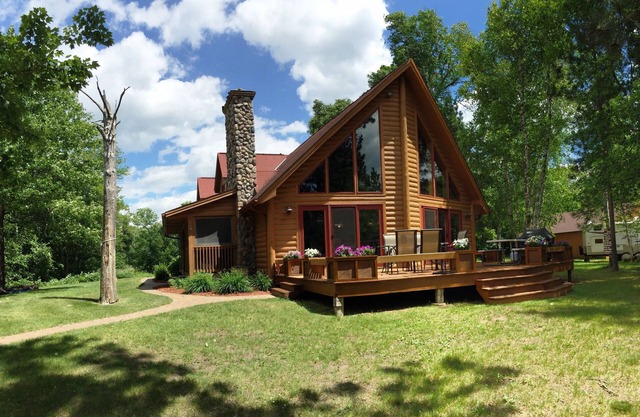 Gorgeous Lake O'Brien cabin, 2 hours from Mpls, Pontoon Incl with 7 day stay!