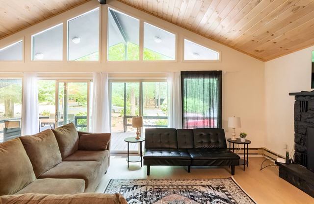 Gorgeous Lake Cabin in the Poconos with private hot tub