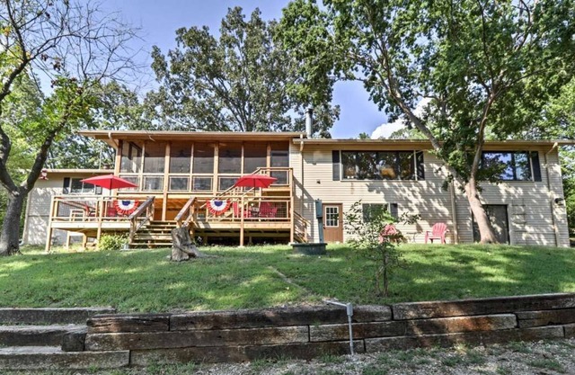 Gorgeous Lakefront Home in Hardy!