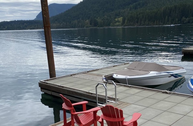 Gorgeous lakeside cabin in forest in private resort, boat slip and rec amenities