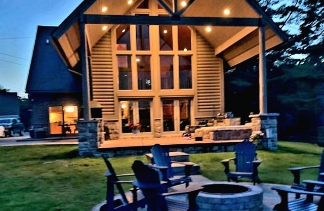 Gorgeous lodge for up to 16 with hottub & games room on all-sports Thompson Lake