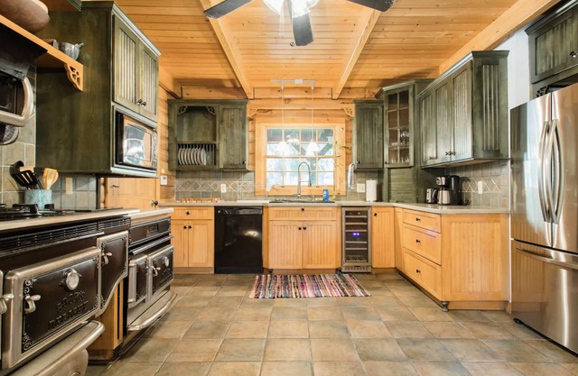 Gorgeous Log Cabin Getaway with Private Lake