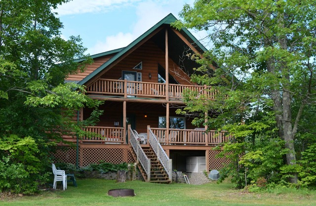 Gorgeous Log Home on Northwood Hills Golf Course, Direct Tv/wif