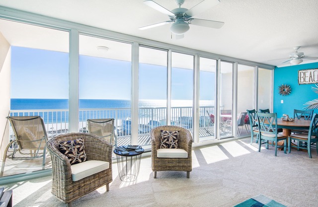 GORGEOUS LUXURY CONDO, 30 FOOT WALL OF GLASS! SPECTACULAR VIEWS. Fully equipped