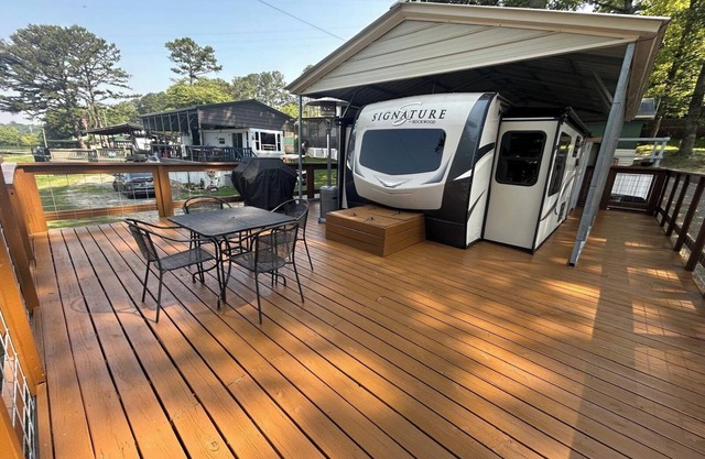 Gorgeous modern Camper located on Lake Douglas close to all area attractions!