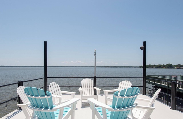 Gorgeous Modern Lakeside Getaway in Gun Barrel City