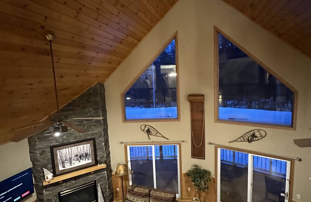 GORGEOUS MOUNTAIN TOP HOUSE IN LAKE GEORGE W/HOT TUB & BOAT DOCK NEARBY