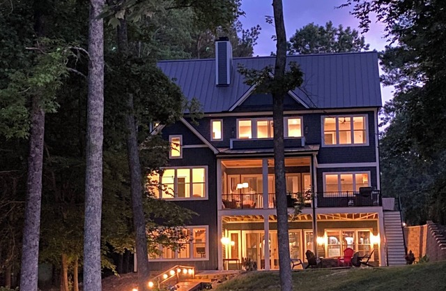 Gorgeous New Waterfront Lake House