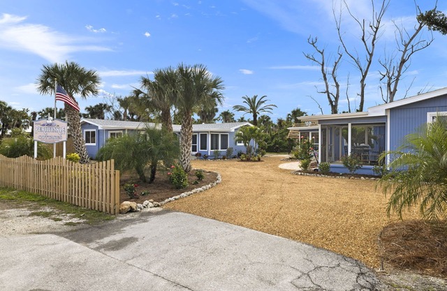 Gorgeous Newly Renovated Coastal Cottage "Egret" Minutes to the beach and free bikes! JULY SAVINGS!