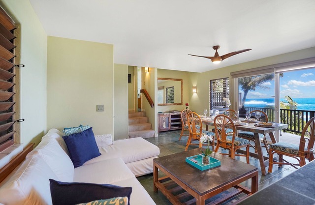 Gorgeous oceanfront house with free WiFi, stellar ocean views & beach access
