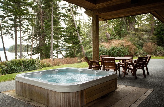 Gorgeous Oceanfront Rancher with Stunning views, Sauna, Hot tub and Pool table!