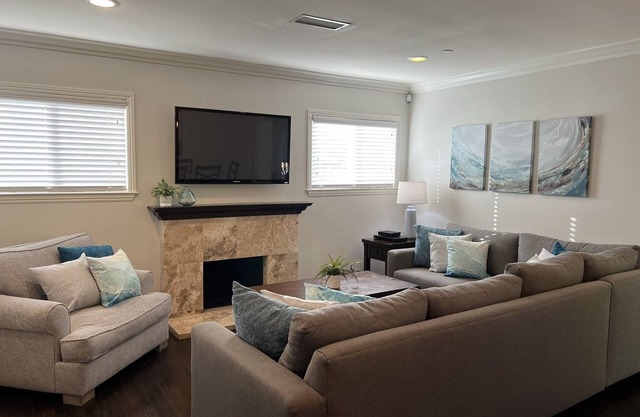 Gorgeous Pool Home: 2 Ensuites; 1/2 Mi Walk2Disney