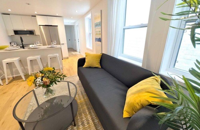 Gorgeous Renovated 3 BedR Downtown 2mins to Metro!