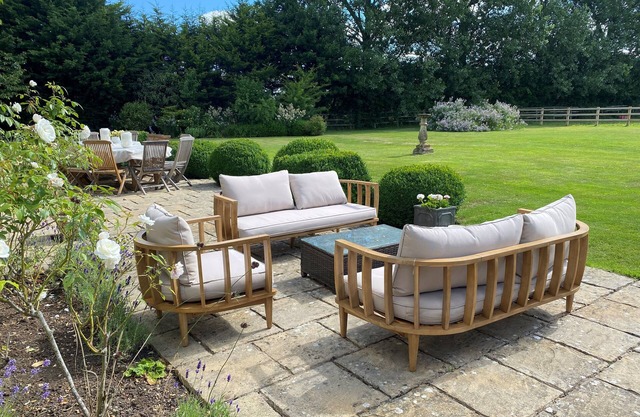 Gorgeous romantic cottage with hot tub tennis court. Beautiful walks