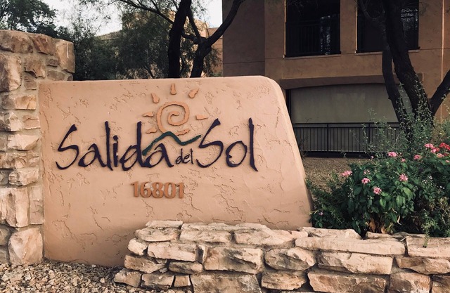 Gorgeous Scottsdale condo near Westworld, TPC, hiking, shopping & restaurants!