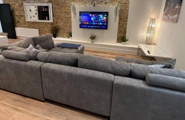Gorgeous & Sleek 2BR w/WiFi & Netflix - Excellent Location Nr Westcliff Beach